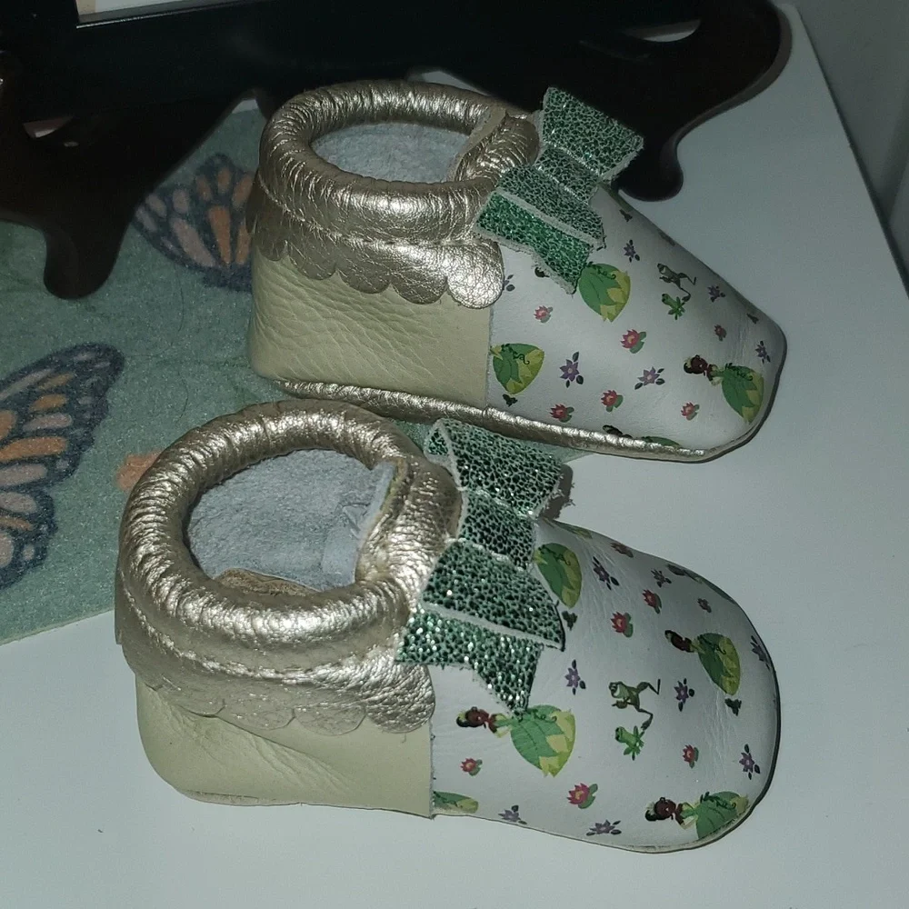 New Freahly Picked X Disney Princess Tiana & The Frog Bow Moccasin Size 2 6-12M